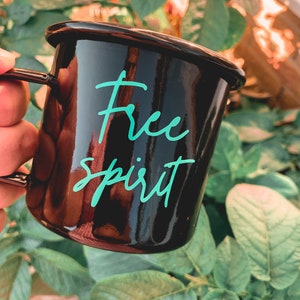 Black enamel mug, camping picnic mug, free spirit in green, Cute travel mug with slogan, beach drink ware, retro summer, glamping supplies immagine 1