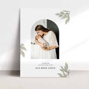 Anúncio de nascimento com foto com arco, anúncio de recém-nascido, anúncio de nascimento com folhas verdes suaves, anúncio de nascimento em aquarela, cartão para bebê novo