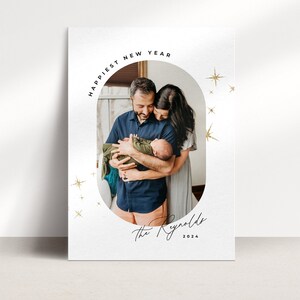 Carte de famille photo du Nouvel An avec étoiles d’or, modèle numérique Canva 2024, annonce de nouveau-né imprimable, salutation de vacances modifiable