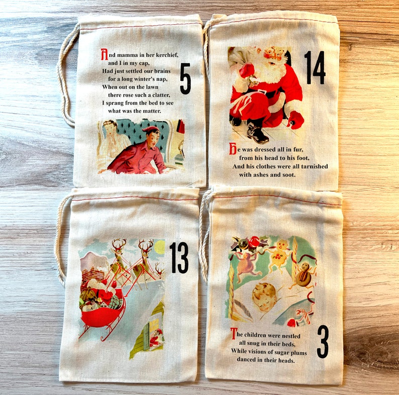 K&ouml;nnte beinhalten: Vier beigefarbene Kordelzugbeutel mit Vintage-Weihnachtsillustrationen und Zahlen. Eine Tasche zeigt einen Mann in einem roten Mantel, eine weitere den Weihnachtsmann, einen Schlitten mit Rentieren und Kinder im Bett. Jeder Beutel hat einen Gedichtauszug.