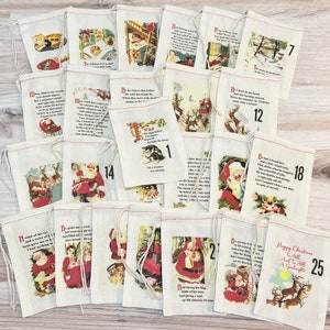 K&ouml;nnte beinhalten: Eine Sammlung von beigefarbenen Stoffbeuteln mit Kordelzug, die jeweils eine Vintage-Weihnachtsillustration und eine Nummer zeigen. Die Illustrationen zeigen den Weihnachtsmann, Rentiere und Szenen aus einem Weihnachtsgedicht. Die Beutel sind mit einer wei&szlig;en Schnur gebunden.