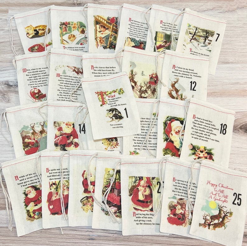 K&ouml;nnte beinhalten: Eine Sammlung von beigefarbenen Stoffbeuteln mit Kordelzug, die jeweils eine Vintage-Weihnachtsillustration und eine Nummer zeigen. Die Illustrationen zeigen den Weihnachtsmann, Rentiere und Szenen aus einem Weihnachtsgedicht. Die Beutel sind mit einer wei&szlig;en Schnur gebunden.