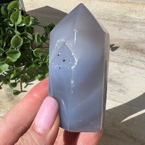 Blauer Achat Druzy Turm | Gebänderte Geode Spitze, 7,5 cm