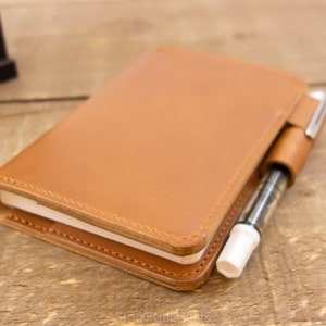 Stalogy A6 Étui pour agenda avec pochettes pour cartes et pochette pour secrétaire avec double passants pour stylo en cuir Latigo Horween marron clair