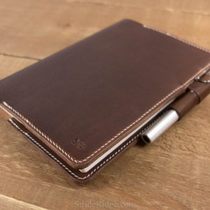 Capa de couro Hobonichi Cousin A5 com alças para caneta, compartimentos para cartões e bolso para secretária em couro Dublin Horween marrom escuro para agenda 2024