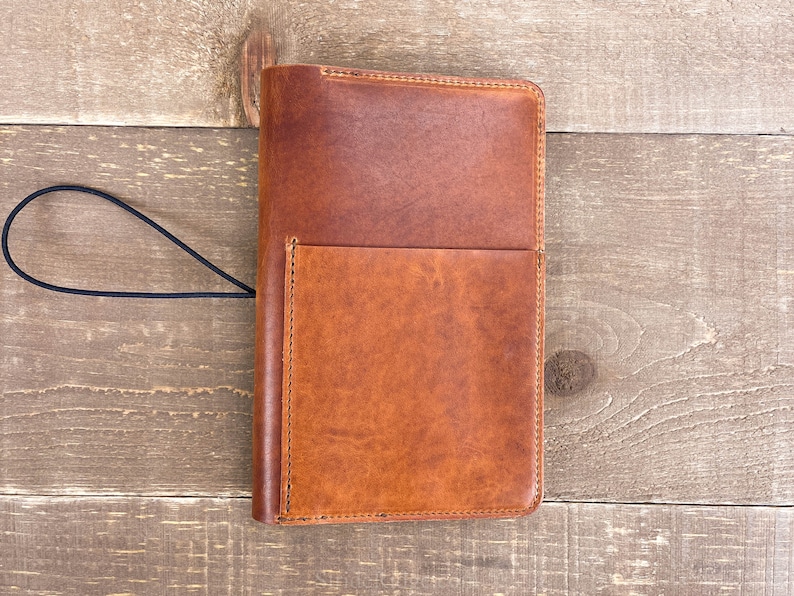 Funda para cuaderno de piel expandida Moleskine en piel Dublin Horween color tostado inglés con cierre de banda elástica y bolsillos imagen 5