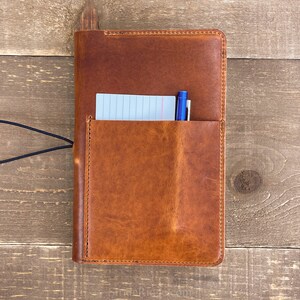 Funda para cuaderno de piel expandida Moleskine en piel Dublin Horween color tostado inglés con cierre de banda elástica y bolsillos imagen 3