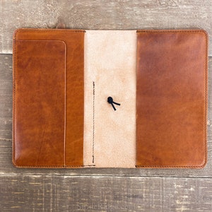 Funda para cuaderno de piel expandida Moleskine en piel Dublin Horween color tostado inglés con cierre de banda elástica y bolsillos imagen 4