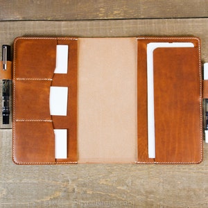 CD Premium Apica Couverture rigide pour carnet de notes - A5 - Passants pour stylos - Pochettes pour cartes - Tan anglais