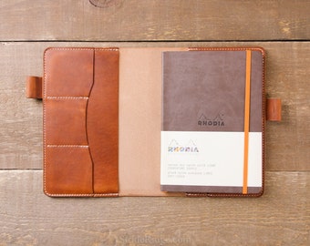 Rhodia Funda para cuaderno de tapa blanda - A5 - 5,5 x 8,3 IN 80 hojas - Bucles para bolígrafos - Bolsillos para tarjetas - Cuero marrón inglés