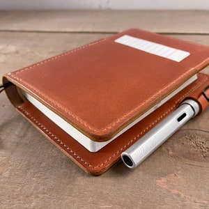 Midori Diary Hibino 2025 - Pen Loop - Front Cover Pocket - A6 Planner in Dublin English Tan leather cover