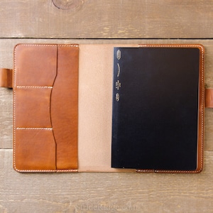 Funda para agenda Stalogy A5 con portabolígrafos y compartimentos para tarjetas - Dublin English, piel Horween color canela