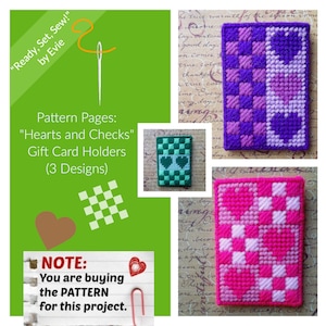 Könnte beinhalten: Ein grüner Hintergrund mit Text und drei Geschenk-Kartenhalter-Designs. Der Text lautet "Ready, Set, Sew!" und "Hearts and Checks" Geschenk-Kartenhalter. Die Kartenhalter sind in Rosa, Lila und Grün mit Herz- und Schachbrettmustern.