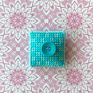 Canevas en plastique : Pin Pillow Needle Minder choisissez-en un Bleu