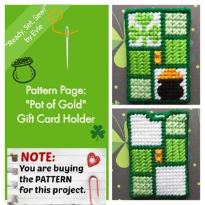Puede incluir: Un tarjetero de punto de cruz verde y blanco con un diseño de olla de oro. El texto en la imagen dice "Pot of Gold" Gift Card Holder. El texto "Ready, Set, Sew!" by Evie también es visible.