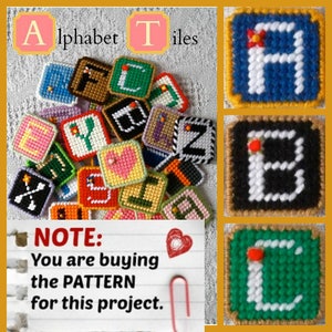 Op de afbeelding: Handgemaakte alfabettegels in diverse kleuren, elk met een witte letter op verschillende achtergronden. De afbeelding bevat de tekst "Alphabet Tiles" en een notitie dat het patroon te koop is.