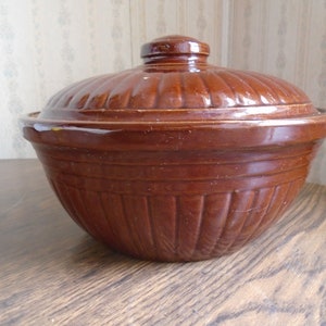 vintage Hull Pottery USA Brown Glazed 8 « Round Casserole Covered Serving Bowl