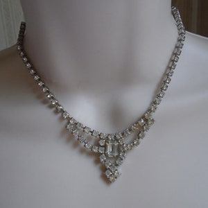 Gargantilla de diamantes de imitación de 35,5 cm, diseño de gota central, collar vintage