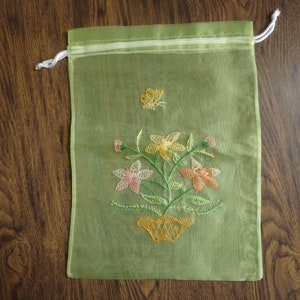 Bestickte transparente Kordelzugbeutel: Lime Green Floral Reisebeutel