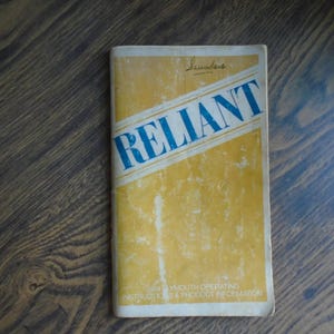 Puede incluir: Un folleto amarillo y azul con el título "Reliant" y el texto "Instrucciones de funcionamiento e información del producto".