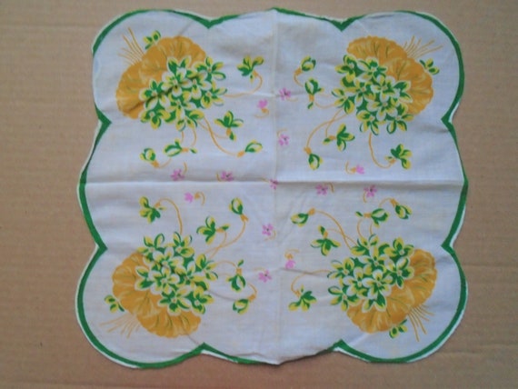 Vintage Hankie, Bouquets of Yellow and Green Flow… - image 1