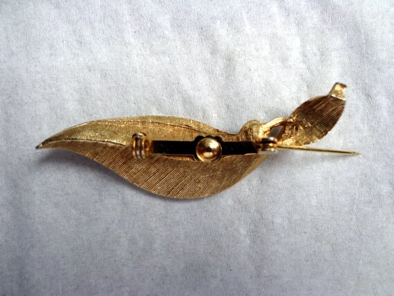 Lovely Gold Tone Leaf Pin or Brooch With Faux Pea… - image 5