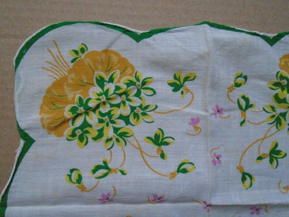 Vintage Hankie, Bouquets of Yellow and Green Flow… - image 4