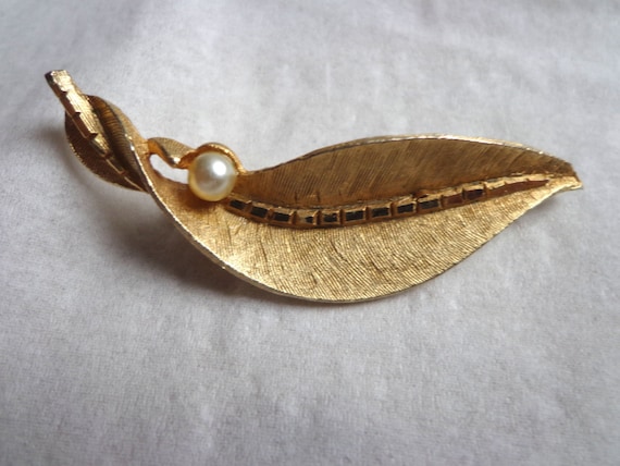 Lovely Gold Tone Leaf Pin or Brooch With Faux Pea… - image 1