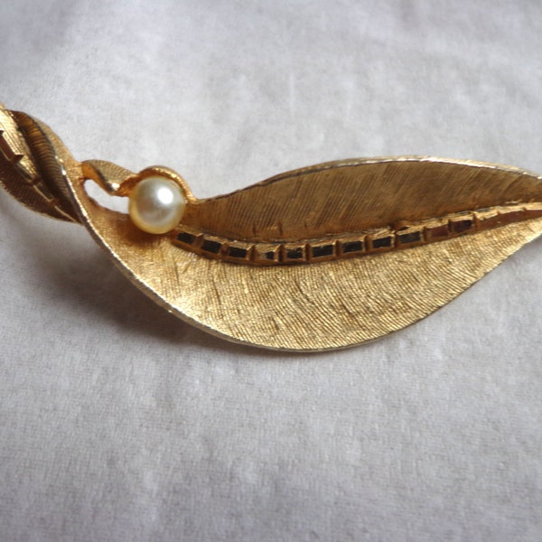 Lovely Gold Tone Leaf Pin or Brooch With Faux Pearl, 1980's Costume Jewelry  FS