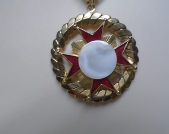 Collar vintage en tono dorado, colgante esmaltado, cadena de 18"