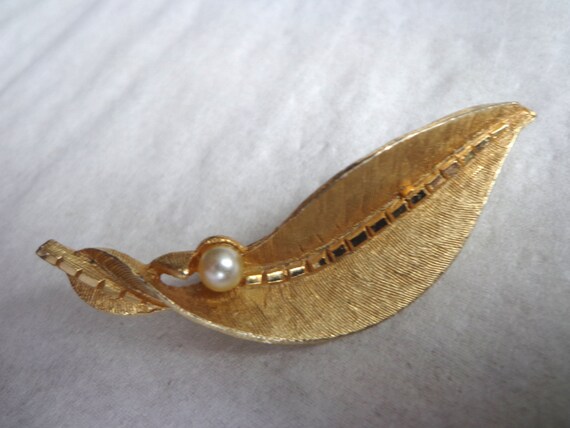 Lovely Gold Tone Leaf Pin or Brooch With Faux Pea… - image 2