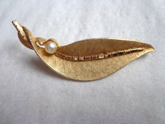Lovely Gold Tone Leaf Pin or Brooch With Faux Pea… - image 3