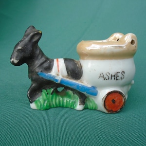 Miniaturowa 3-calowa popielniczka Donkey & Cart, mała osobista popielniczka, POPIOŁY na wózku, brak pokrywki, wyprodukowano w Japonii