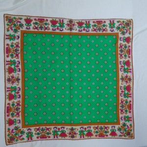 Vintage katoenen sjaal, heren en dames in kostuums, gestileerde bloemenmanden met harten FS