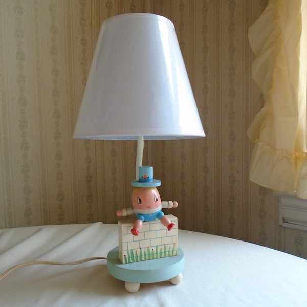 Holz Humpty Dumpty Kinderzimmerlampe und Nachtlicht, Vintage, Alles Original, Kinderzimmer Kunststoff Inc., mit neuem Ersatzschirm