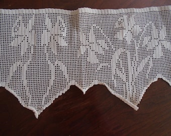 Ivory Hand Crocheted Daffodils Lace, Vintage Floral Trim (37" Long, 8" Wide)