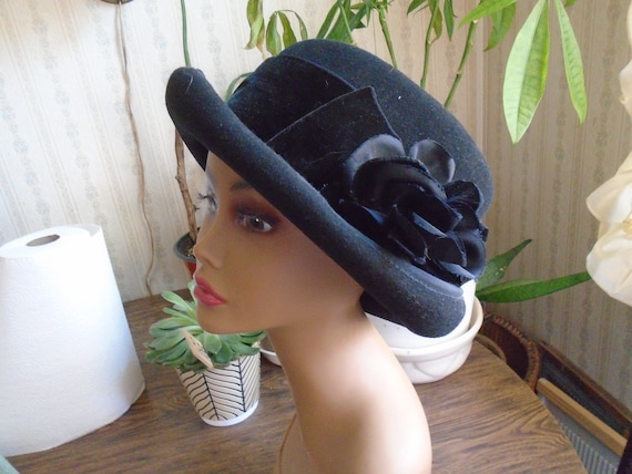 ERIC JAVITS Cloche Hat Vtg Black Wool With Velvet Band And Bow Flower NWT ERIC JAVITS Black Velvet & Wool Bow Band Hat 7 1/2 | eBay main image 2