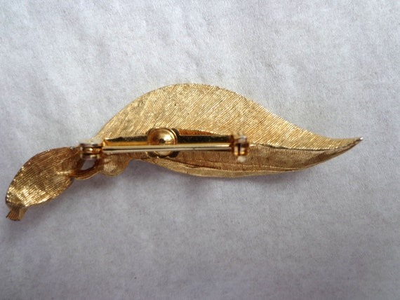 Lovely Gold Tone Leaf Pin or Brooch With Faux Pea… - image 4