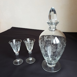 Decanter vintage shots, Vintage Glass Carafe with 2 Shot Glasses, Decanter and glasses, Glass bottle and matching glasses, Vintage Decanter