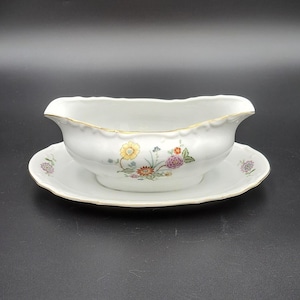 Vintage Porcelain Gravy Boat, Vintage Table Serving dish, Sauce bowl Made in Japan, Antique Gravy boat, kitchen tableware dish