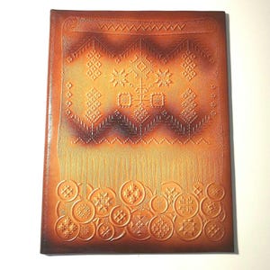 Dokumenten-Lederhülle Vintage, Leder-Cover mit Leder-Motiv, Großes Papier mit Noten, Handpunziertes Leder, Lettische Ornamente, A4