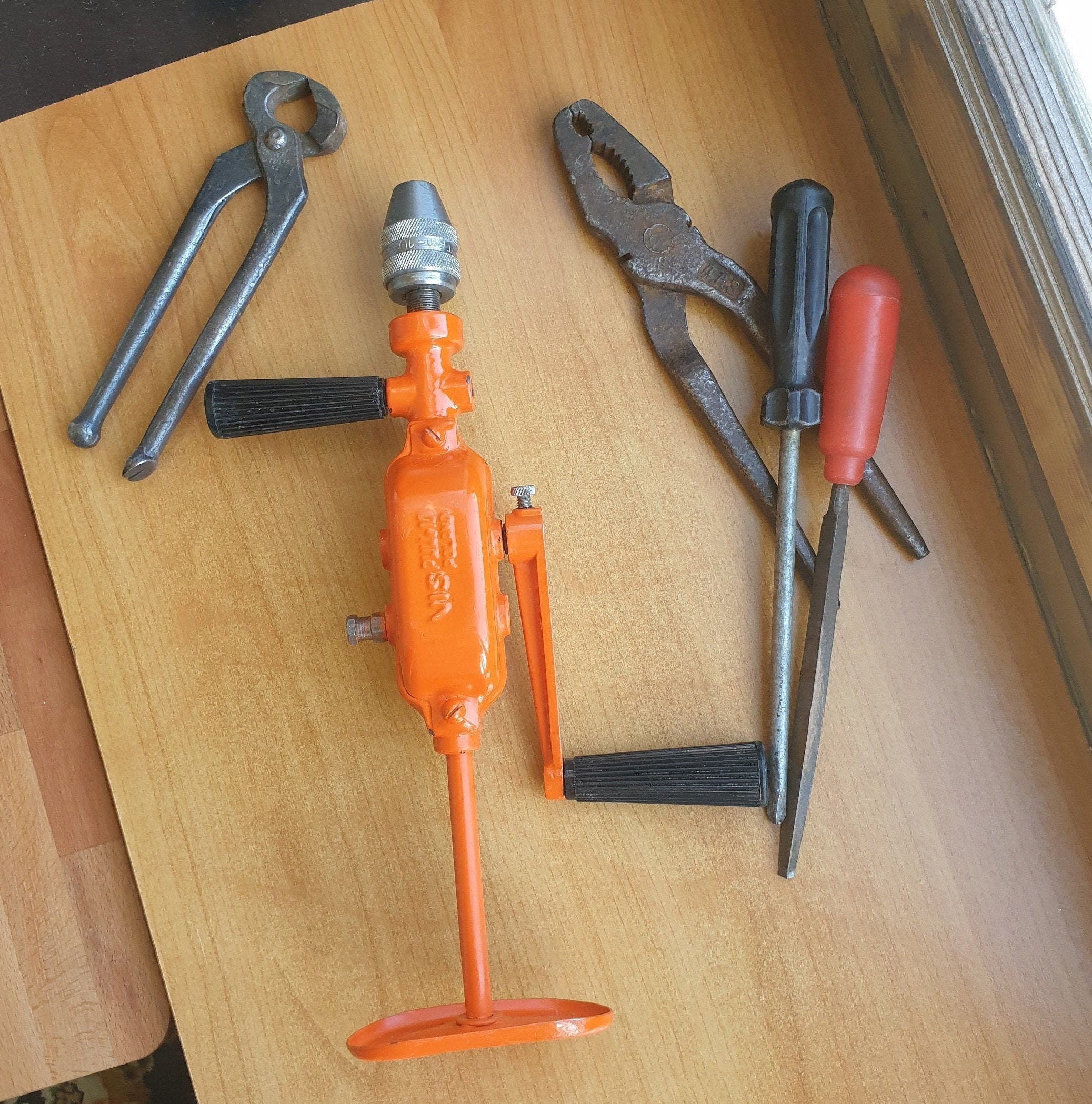 Old fashioned clearance drilling tool