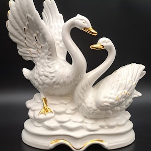 Swans sculpture porcelain/ Bird Stattuete white-gold, home decoration swan family stattuete, ornamental bird sculpture hand-made 2 swans
