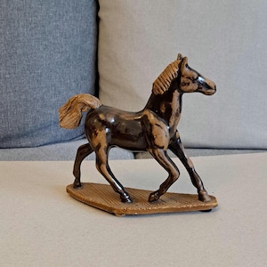 Pferd Figur Keramik, Pferd Keramik Statuette, Pferd Geschenk, Sammlerstück Pferdefigur, laufendes Pferd stattuete braune Farbe spezielles Design