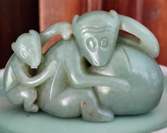 Monos chinos tallados a mano en jade.