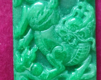 Colgante grueso tallado en jade de espinaca chino grande