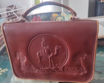 Bolso egipcio vintage de cuero en relieve de color canela de los años 50