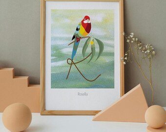 Könnte beinhalten: Eine farbenfrohe Illustration eines Rosella-Vogels, der auf einem Ast mit grünen Blättern und gelben Blüten sitzt. Der Vogel hat einen roten Kopf, blaue Flügel und gelbe und grüne Federn. Der Hintergrund ist ein Aquarell in Blau- und Grüntönen.