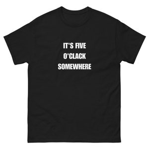 Op de afbeelding: Zwart T-shirt met witte tekst die "It's Five O'Clack Somewhere" zegt.