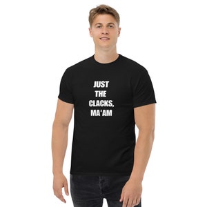 Pode incluir: Camiseta preta com texto branco que diz "JUST THE CLACKS, MA'AM".